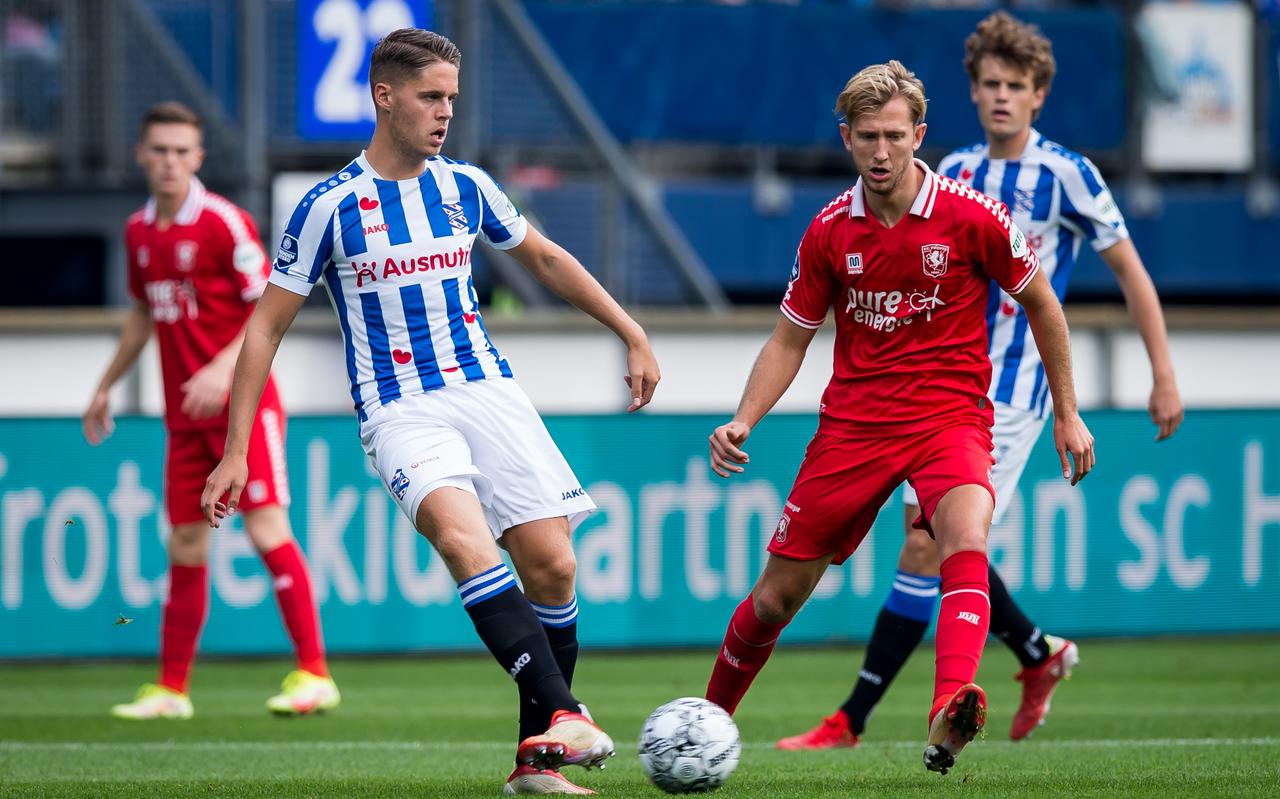Joey Veerman en Michel Vlap tijdens de wedstrijd tussen FC Twente en Heerenveen. Joey Veerman en Michel Vlap tijdens de wedstrijd tussen FC Twente en Heerenveen.