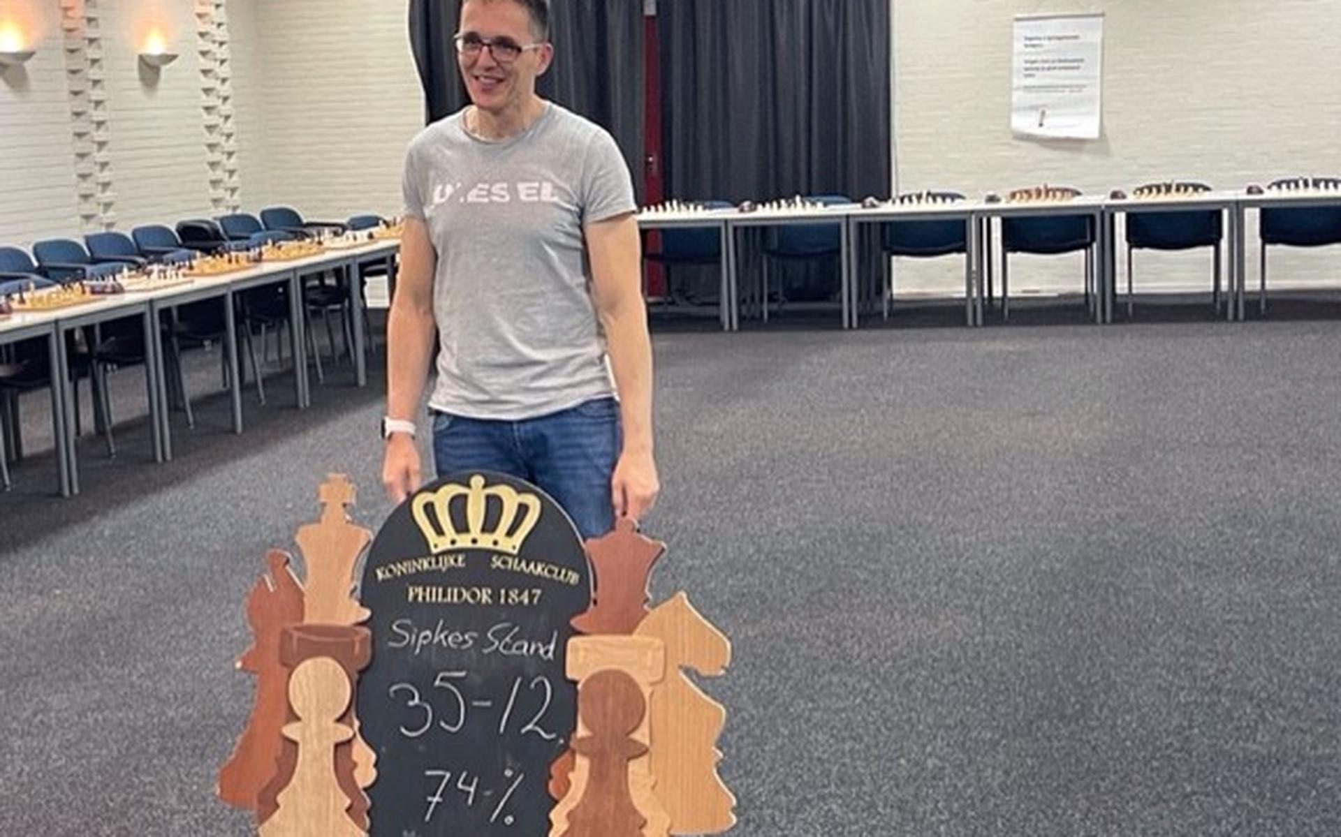 Sipke Ernst toont zijn record.