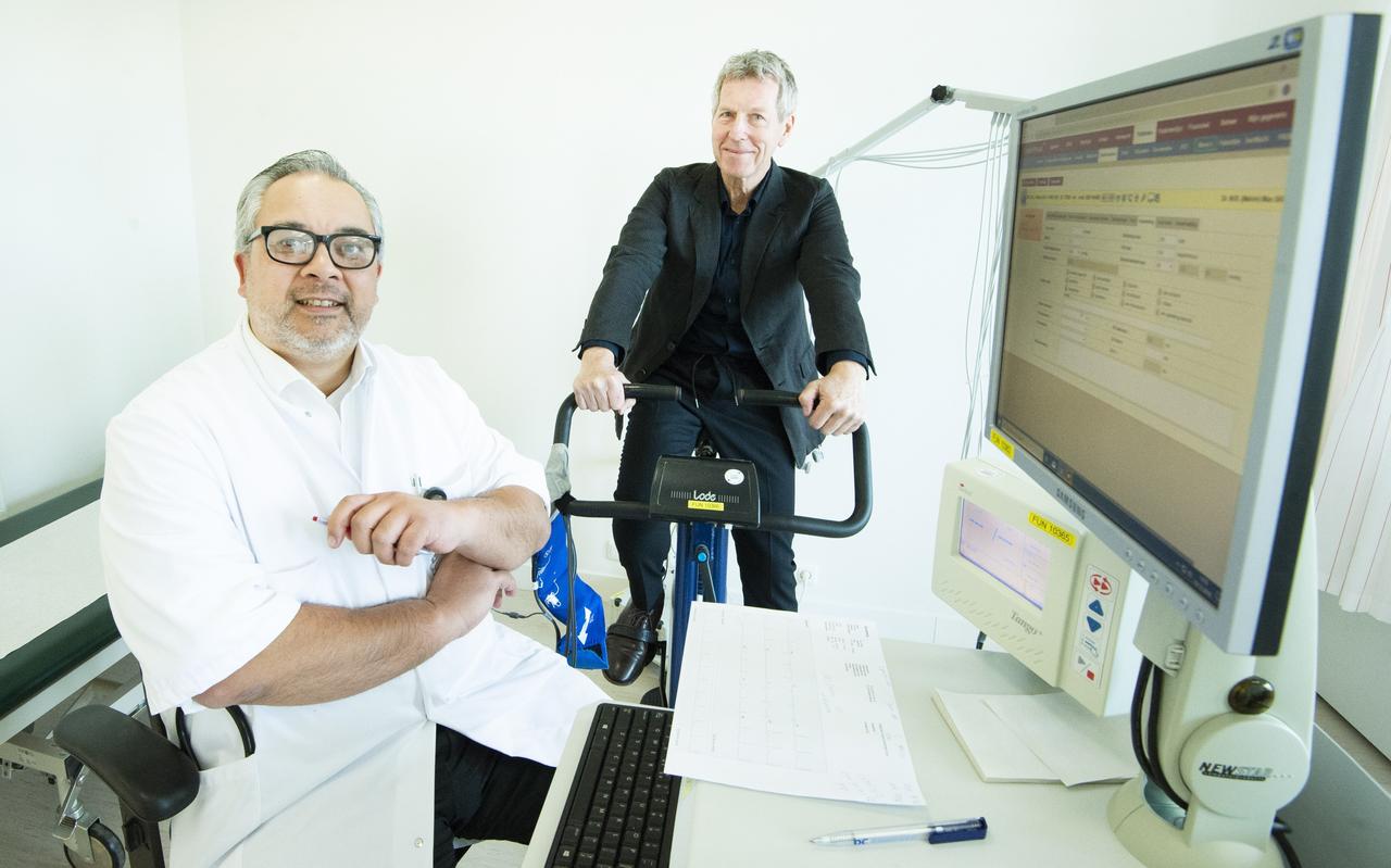 Cardiologen Melvin Mac Gillavry (links) en Wybren Jaarsma showen een onderdeel van de one-stop methode in Sionsberg. FOTO MARCEL VAN KAMMEN Cardiologen Melvin Mac Gillavry (links) en Wybren Jaarsma showen een onderdeel van de one-stop methode in Sionsberg. FOTO MARCEL VAN KAMMEN