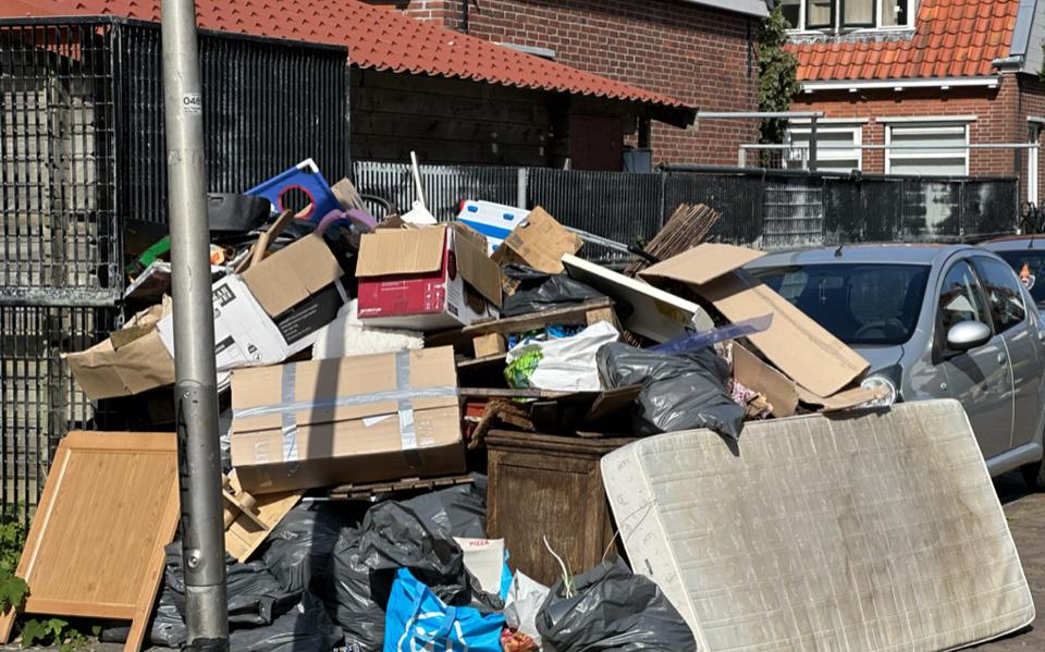 Illegaal gedumpt afval in de Vlietzone in Leeuwarden in mei 2023
