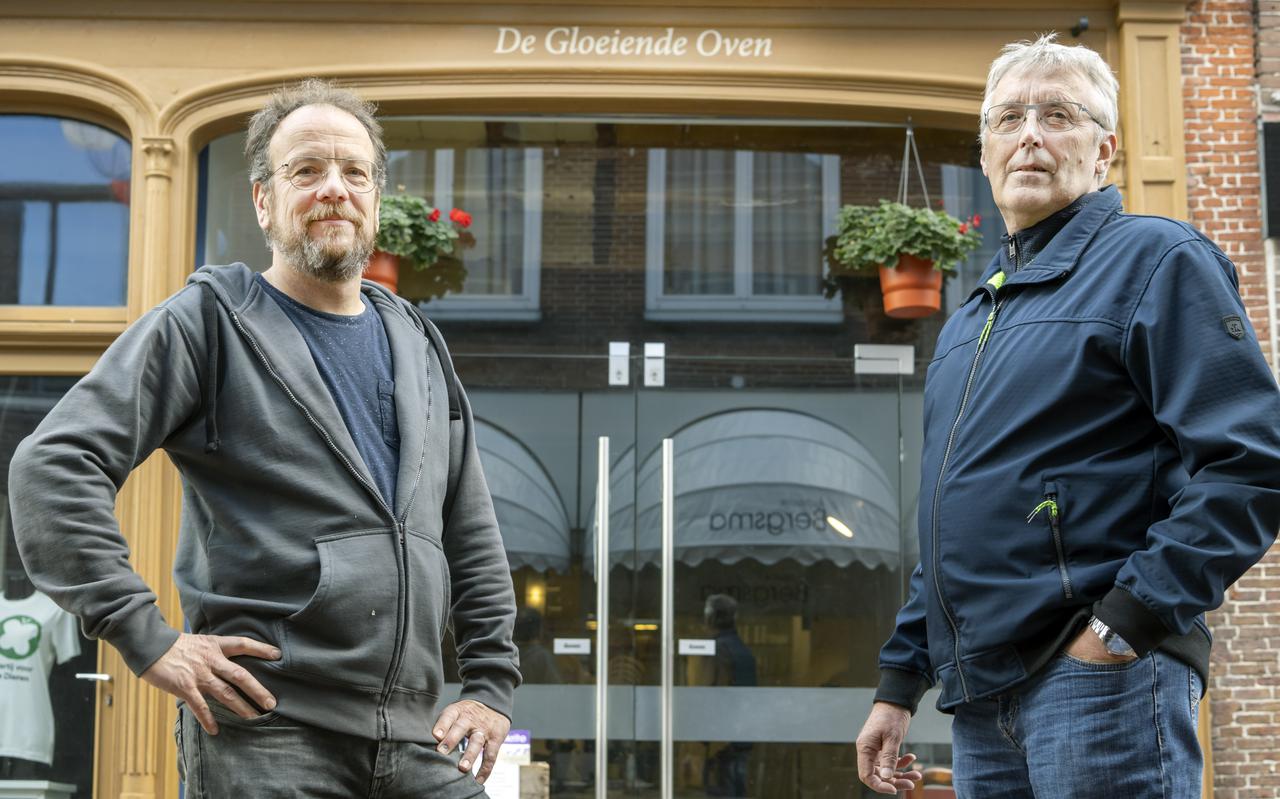 Onno Loonstra (l) en Piet de Haan voor het pand 'De Gloeiende Oven' in de Dokkumer Hoogstraat. FOTO MARCEL VAN KAMMEN