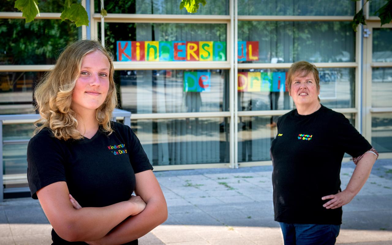 Chantal Doddema (16) en Janet Hoekstra zijn beide vrijwilliger bij het kinderspul de Drait, dat ondanks corona door kan gaan. 