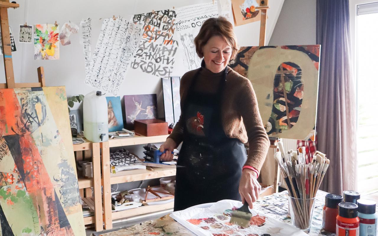 Kunstenares Thea van der Meer-Landman uit Gauw in haar atelier.