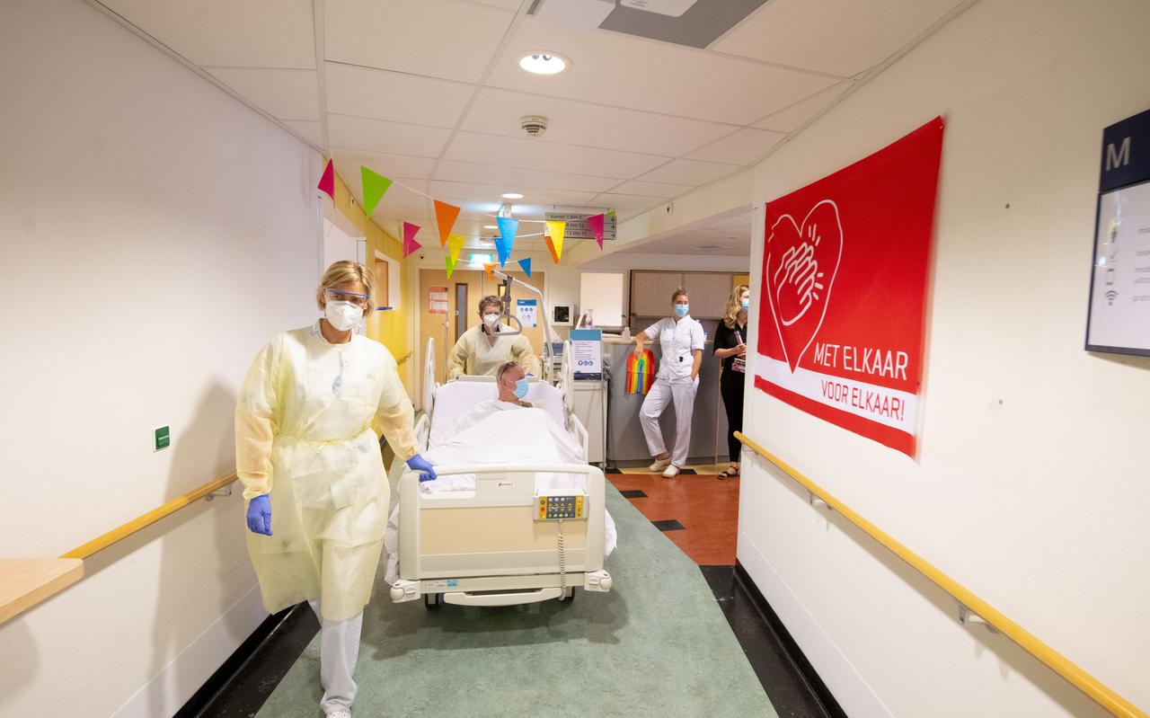 MCL-personeel rijdt op vrijdag 11 juni de laatste patiënt van de corona-afdeling naar een isolatiekamer, kort voordat de corona-afdeling is gesloten. MCL-personeel rijdt op vrijdag 11 juni de laatste patiënt van de corona-afdeling naar een isolatiekamer, kort voordat de corona-afdeling is gesloten.