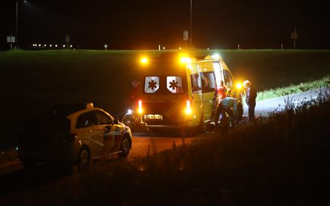 Langs de Jousterweg in Haskerhorne is in de nacht van donderdag op vrijdag een gewonde man aangetroffen.