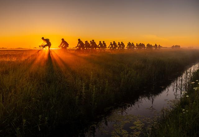 Waarom zou je voor je lol 235 kilometer fietsen in de blakende rol?