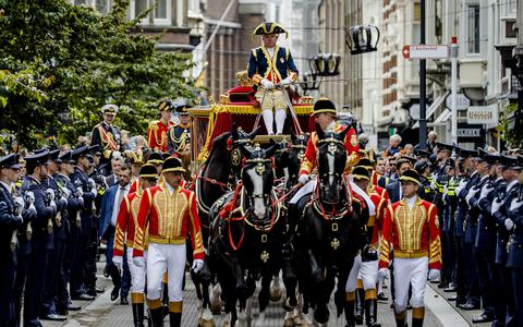 De Gouden Koets met daarin koning Willem-Alexander, koningin Maxima en prinses Amalia komen terug bij Paleis Noordeinde na afloop van de Troonrede. 