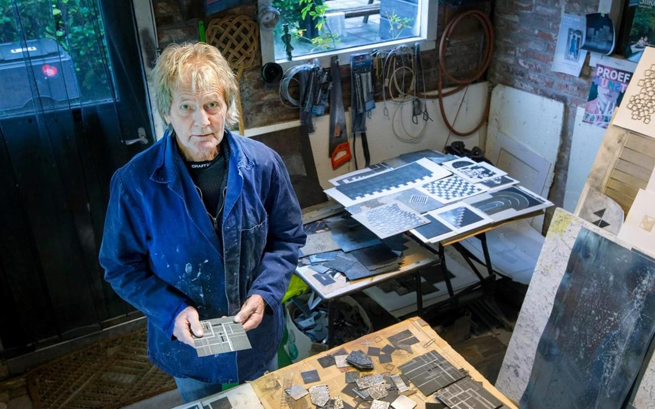 Heine Noordstra in zijn atelier in Mûnein. FOTO MARCEL VAN KAMMEN Heine Noordstra in zijn atelier in Mûnein. FOTO MARCEL VAN KAMMEN