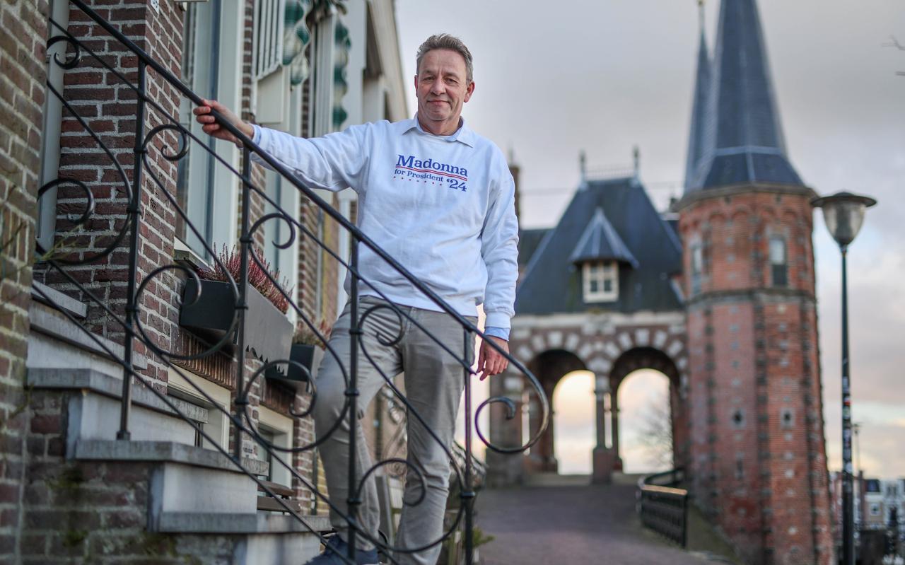 Jelle Hiemstra in een Madonnatrui. Jelle Hiemstra in een Madonnatrui.