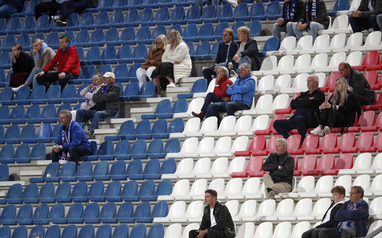 Supporters van SC Heerenveen op grotendeels lege tribunes tijdens de eredivisiewedstrijd tussen SC Heerenveen en Willem II in het Abe Lenstra-stadion. Supporters van SC Heerenveen op grotendeels lege tribunes tijdens de eredivisiewedstrijd tussen SC Heerenveen en Willem II in het Abe Lenstra-stadion.