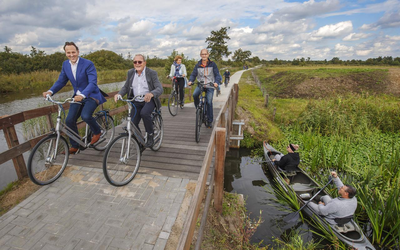 De opening van het nieuwe fietspad langs rivier De Lende bij De Hoeve. Op de fiets vooraan wethouder Roelof Theun Hoen (links) en Wim Plekkenpol (rechts). 