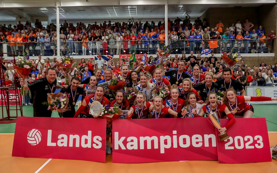 Alle volleybalsters en begeleidende staf van Friso Sneek vieren de meer dan verdiende Nederlandse titel, na de 3-1 overwinning in Sneek op Booleans/VV Utrecht. Achter hen viert een deel van het publiek in de uitverkochte Sneker Sporthal het feest mee.
