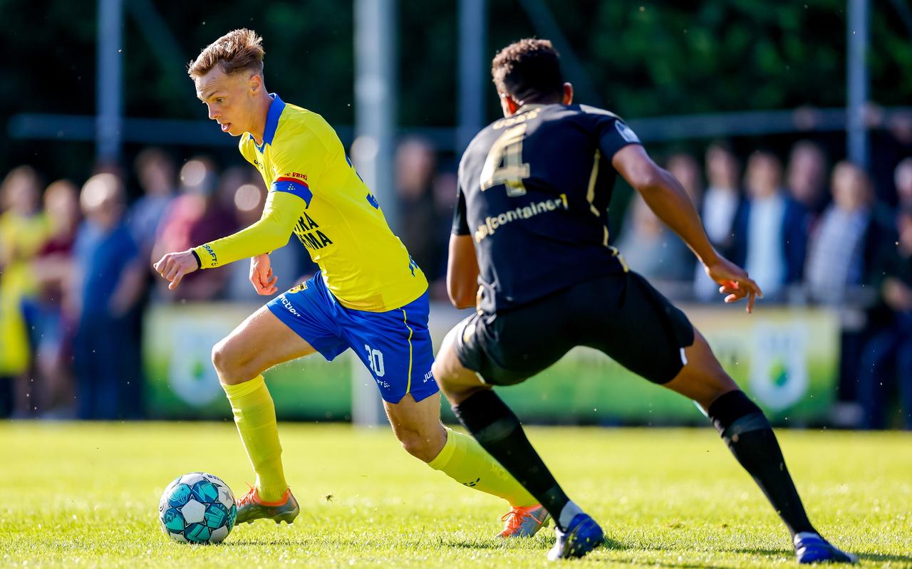 Remco Balk passeert Meppen-speler Yannick Osee. Remco Balk passeert Meppen-speler Yannick Osee.