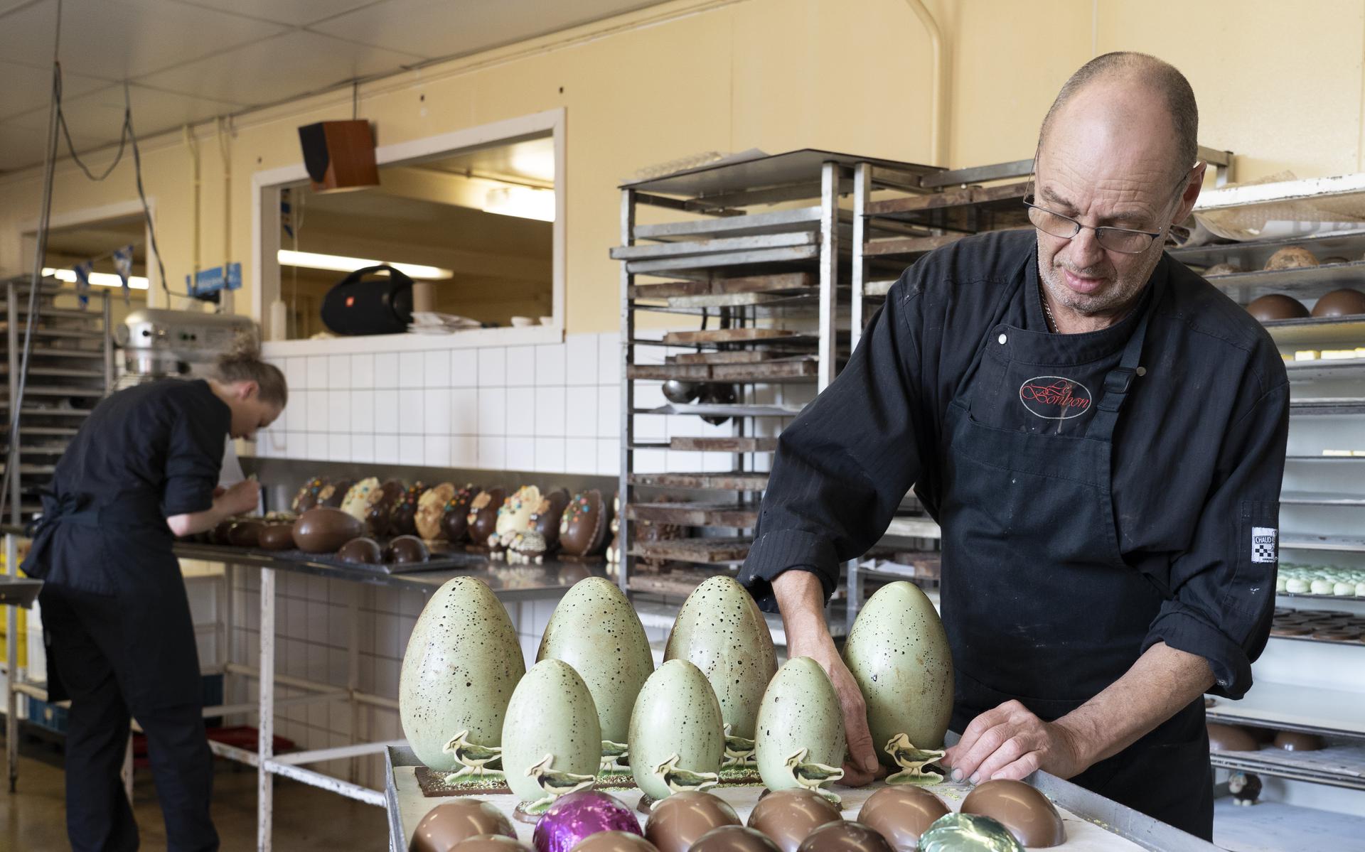 Gideon Sandtmann is eigenaar en chocolatier van Le Bonbon in Gytsjerk, achter medewerkster Tetsje Couperus.