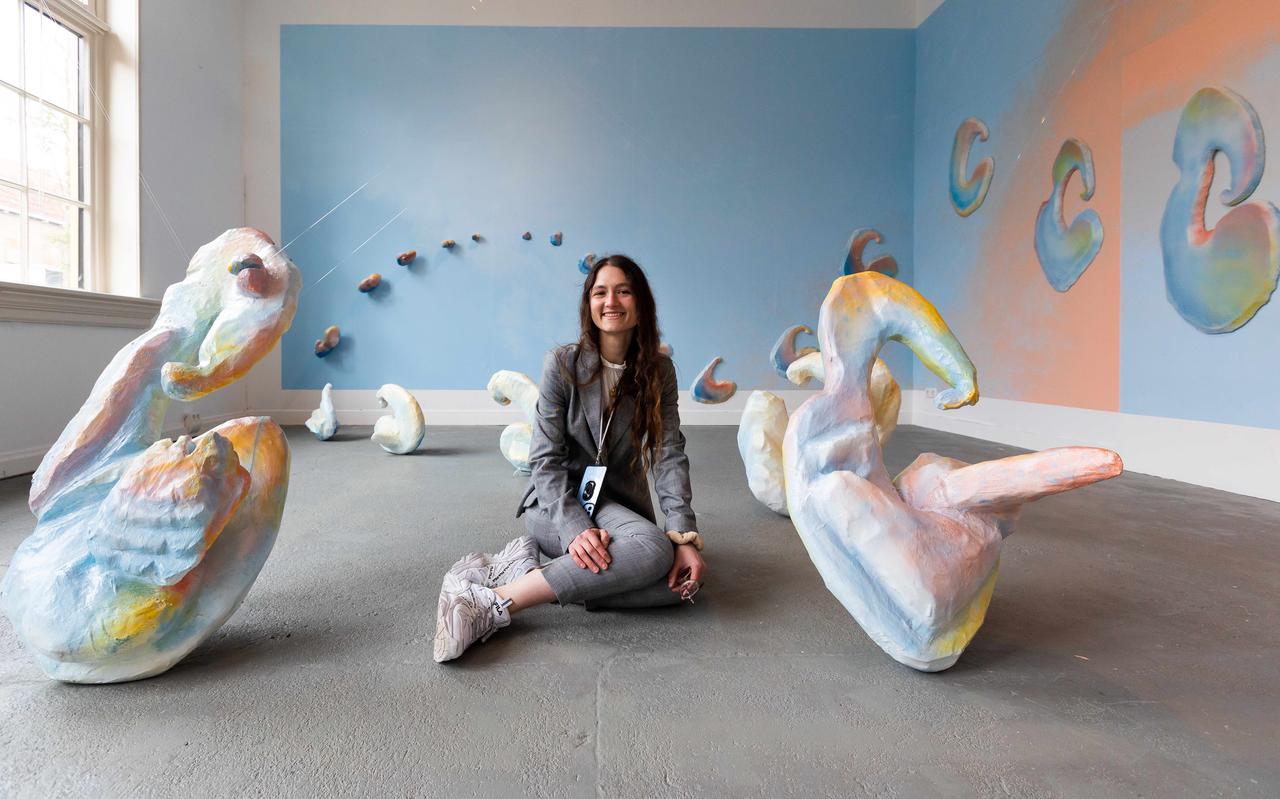 Christina Stavrou in haar installatie 'Extending the Moment' in de Leeuwarder kunstruimte H47.