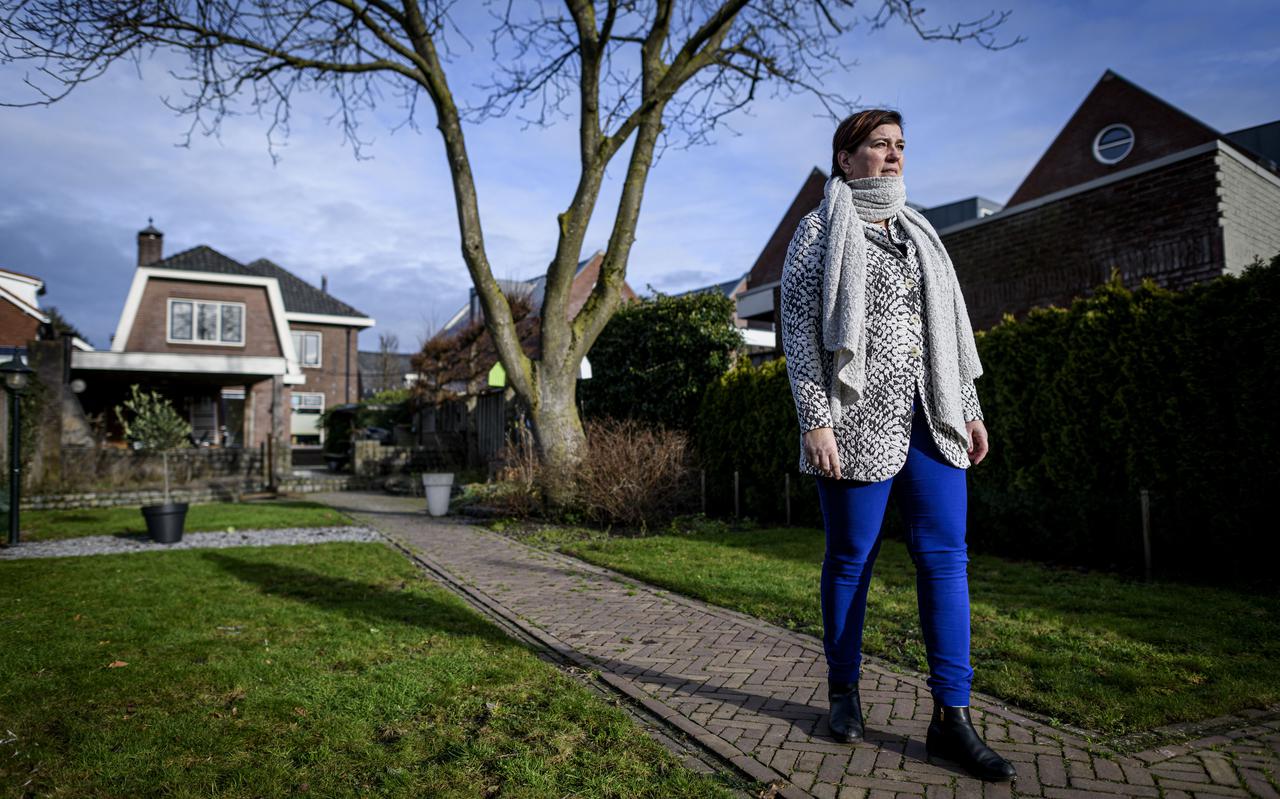 Ilse Tijdhof uit Oldenzaal belandde met corona op de intensive care van ziekenhuis Tjongerschans in Heerenveen. Ze is nu aan het revalideren en loopt elke dag kleine stukjes in de tuin.