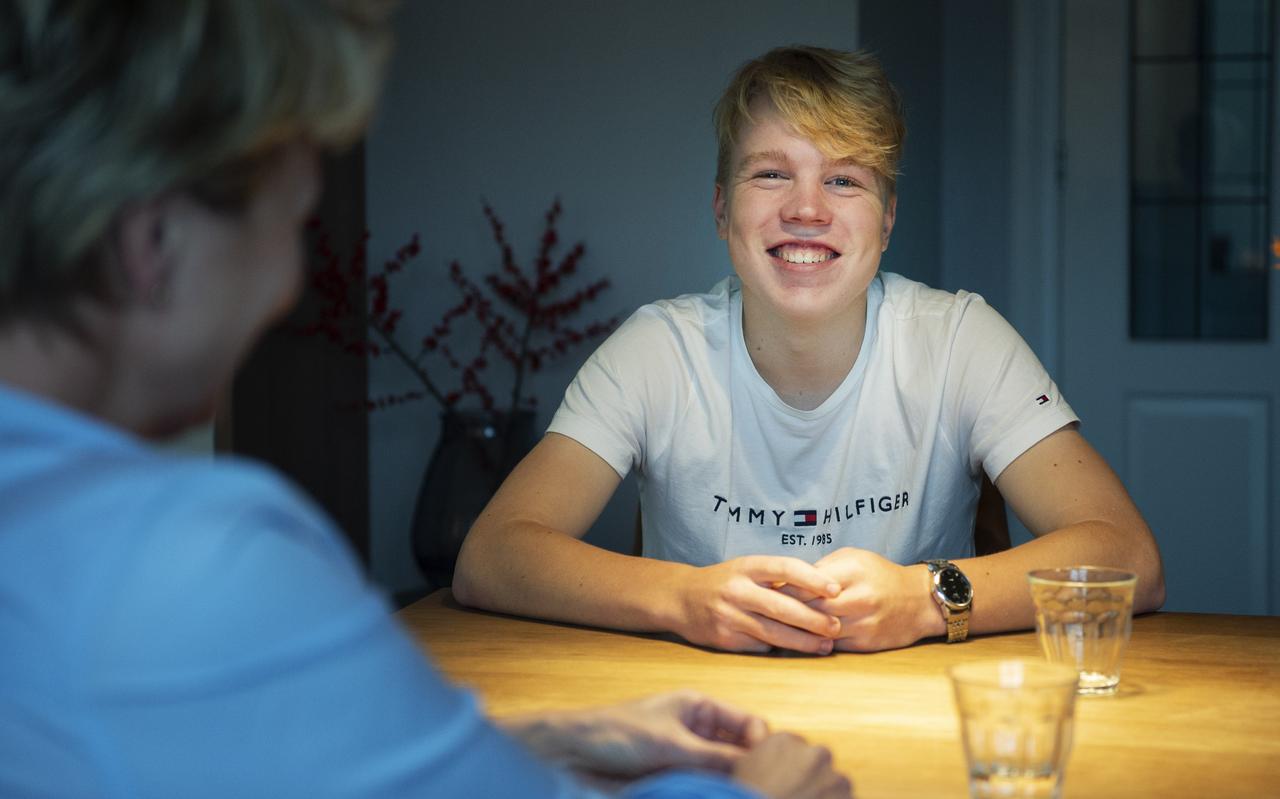 Toen Atte Sjoerd uit Driezum zeven was, reed er een SRV-wagen over z'n hoofd. Nu, tien jaar later, vertelt hij over de impact van niet aangeboren hersenletsel. Hij wordt bijgestaan door onderwijskundige Rixt Ytsma. FOTO: MARCEL VAN KAMMEN Toen Atte Sjoerd uit Driezum zeven was, reed er een SRV-wagen over z'n hoofd. Nu, tien jaar later, vertelt hij over de impact van niet aangeboren hersenletsel. Hij wordt bijgestaan door onderwijskundige Rixt Ytsma. FOTO: MARCEL VAN KAMMEN