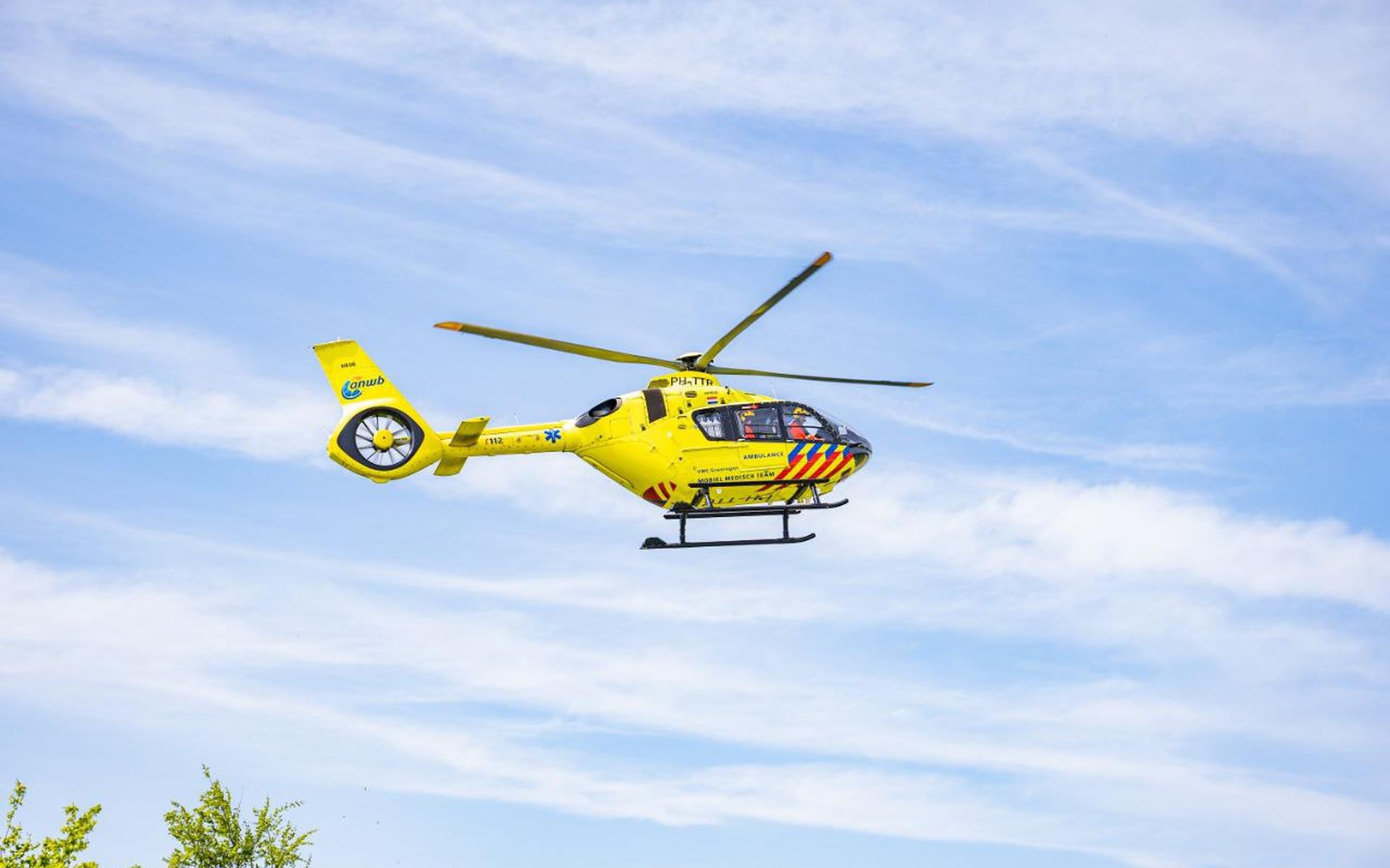 De fietser werd per helikopter naar het ziekenhuis gebracht.