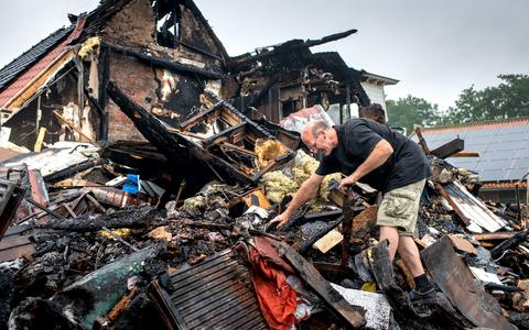 De woonboerderij van de familie Ruisendaal uit Nij Beets is zondag helemaal afgebrand. In de brandresten zoekt Bauke Roel naar waardevolle stukken. 