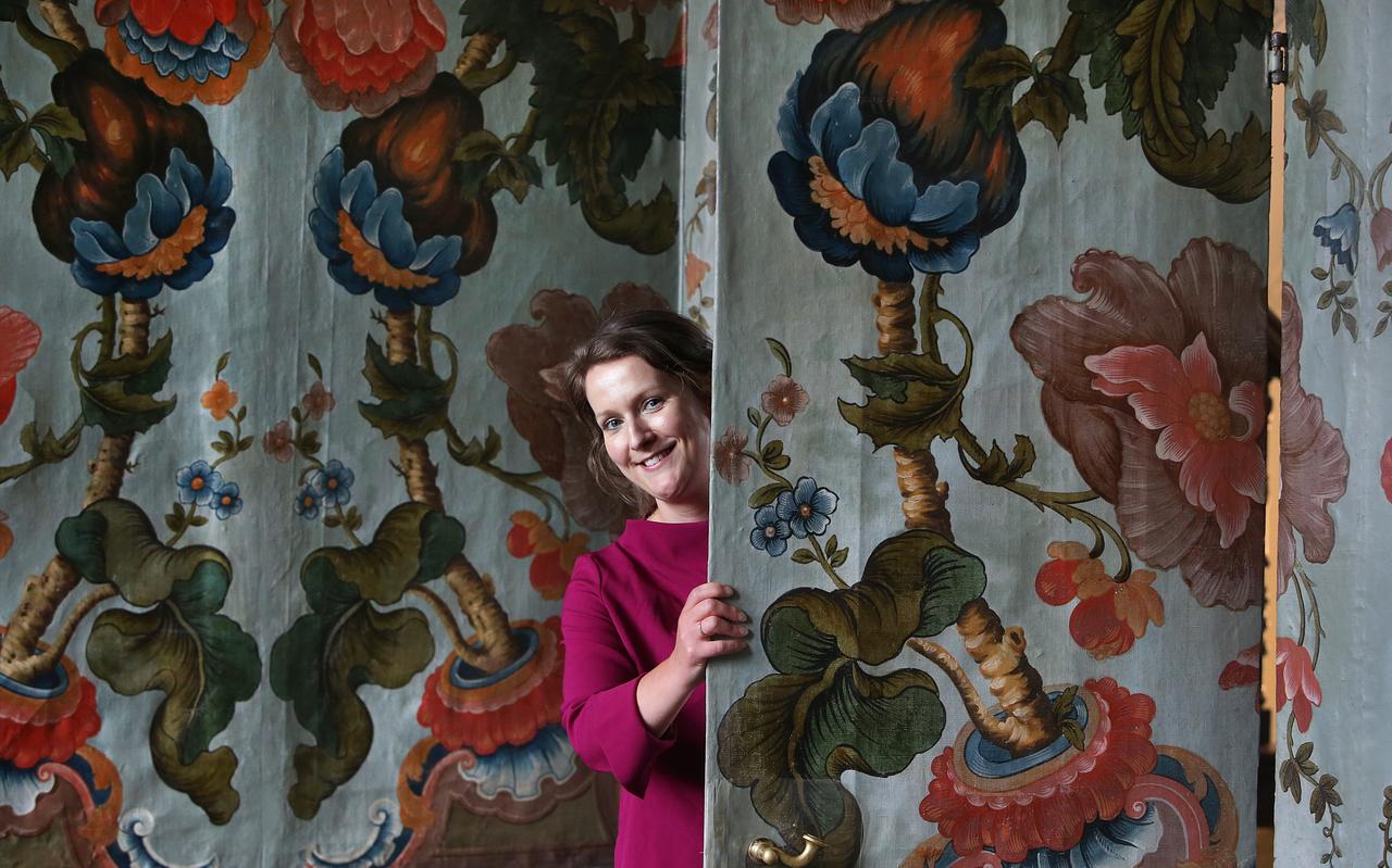 Nelleke IJssennagger tussen het historische behang op de Fryske Akademy Nelleke IJssennagger tussen het historische behang op de Fryske Akademy