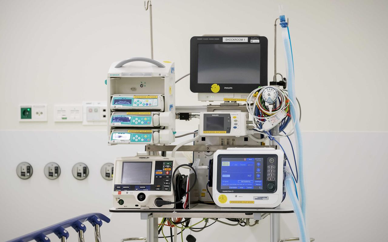De shockroom voor corona patienten op de afdeling spoedeisende hulp in het Amsterdam UMC, locatie AMC. Het ziekenhuis heeft zich voorbereid op de behandeling van patienten met het coronavirus. De shockroom voor corona patienten op de afdeling spoedeisende hulp in het Amsterdam UMC, locatie AMC. Het ziekenhuis heeft zich voorbereid op de behandeling van patienten met het coronavirus.