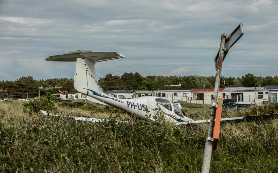 Het gestrande sportvliegtuig aan de rand van het vliegveld in Ballum, vlakbij camping Roosdunen. 