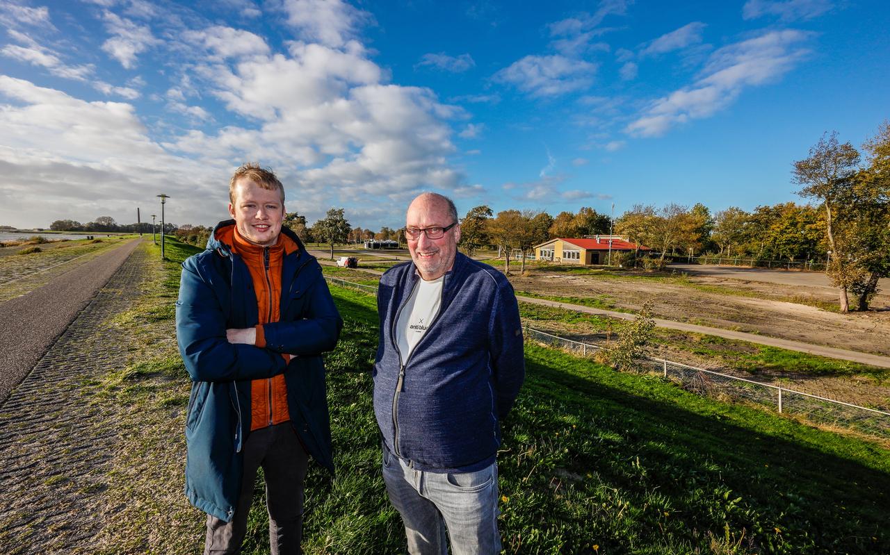 Vincent Brouwer, die op het campingterrein gaat wonen, en zijn vader Henk met op de achtergrond de nu nog lege camping. Vincent Brouwer, die op het campingterrein gaat wonen, en zijn vader Henk met op de achtergrond de nu nog lege camping.