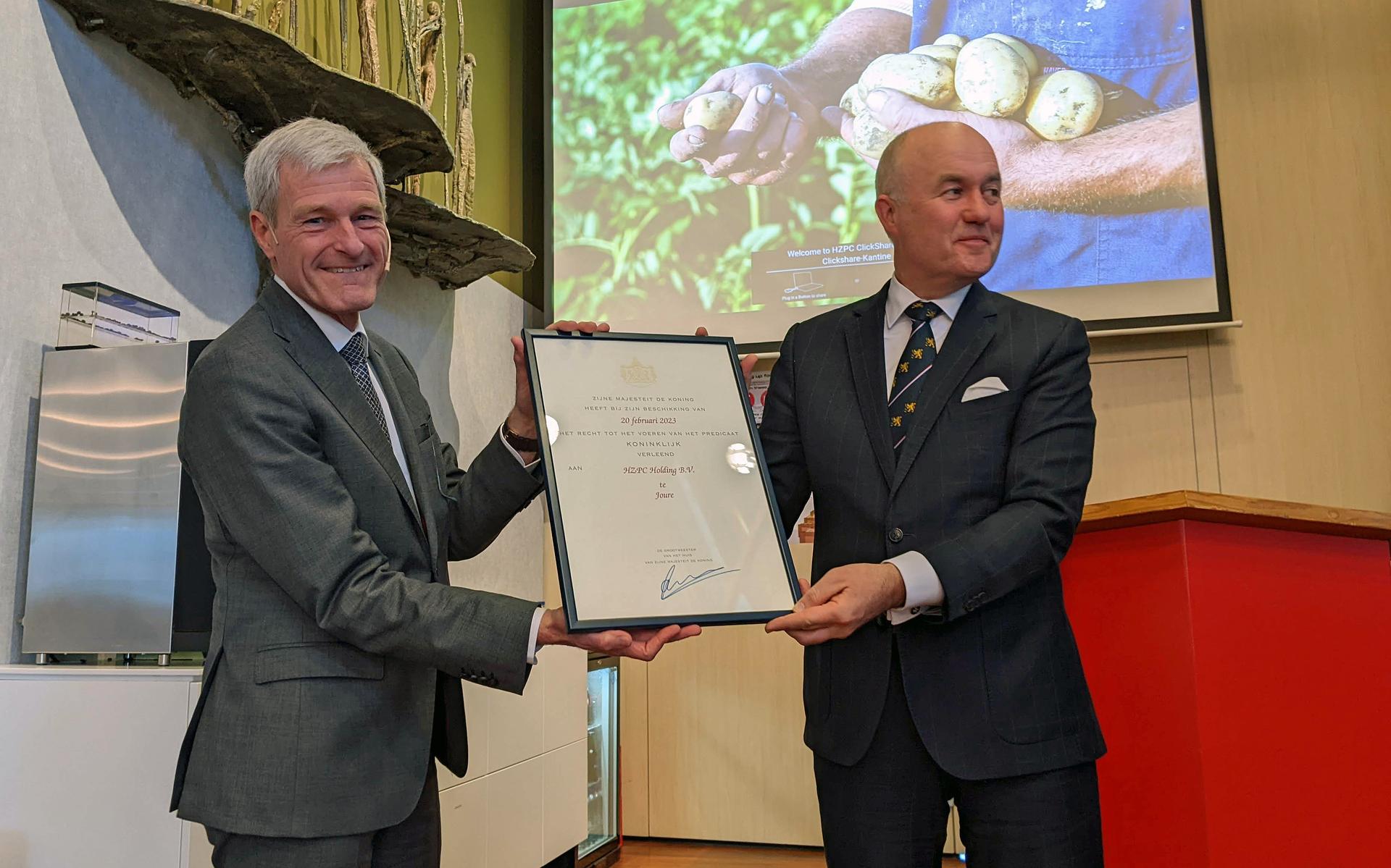 Directeur Gerard Backx kreeg maandag het predicaat uit handen van commissaris van de Koning Arno Brok.