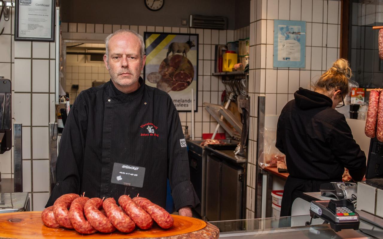 Slager Johan de Jong, met rechts zijn slagershulp Ylanyth de Vries. Slager Johan de Jong, met rechts zijn slagershulp Ylanyth de Vries.