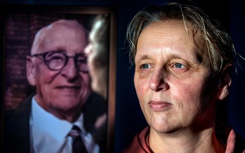 Petra Groenland naast een foto van haar vader Theo. Hij overleed maandag op 84-jarige leeftijd.