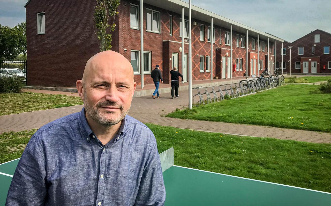Allert van der Hoeven, hier op de vrijheidsbeperkende locatie in Ter Apel, hoopt uitgeprocedeerde vluchtelingen een goede nieuwe start te geven in hun land van herkomst.