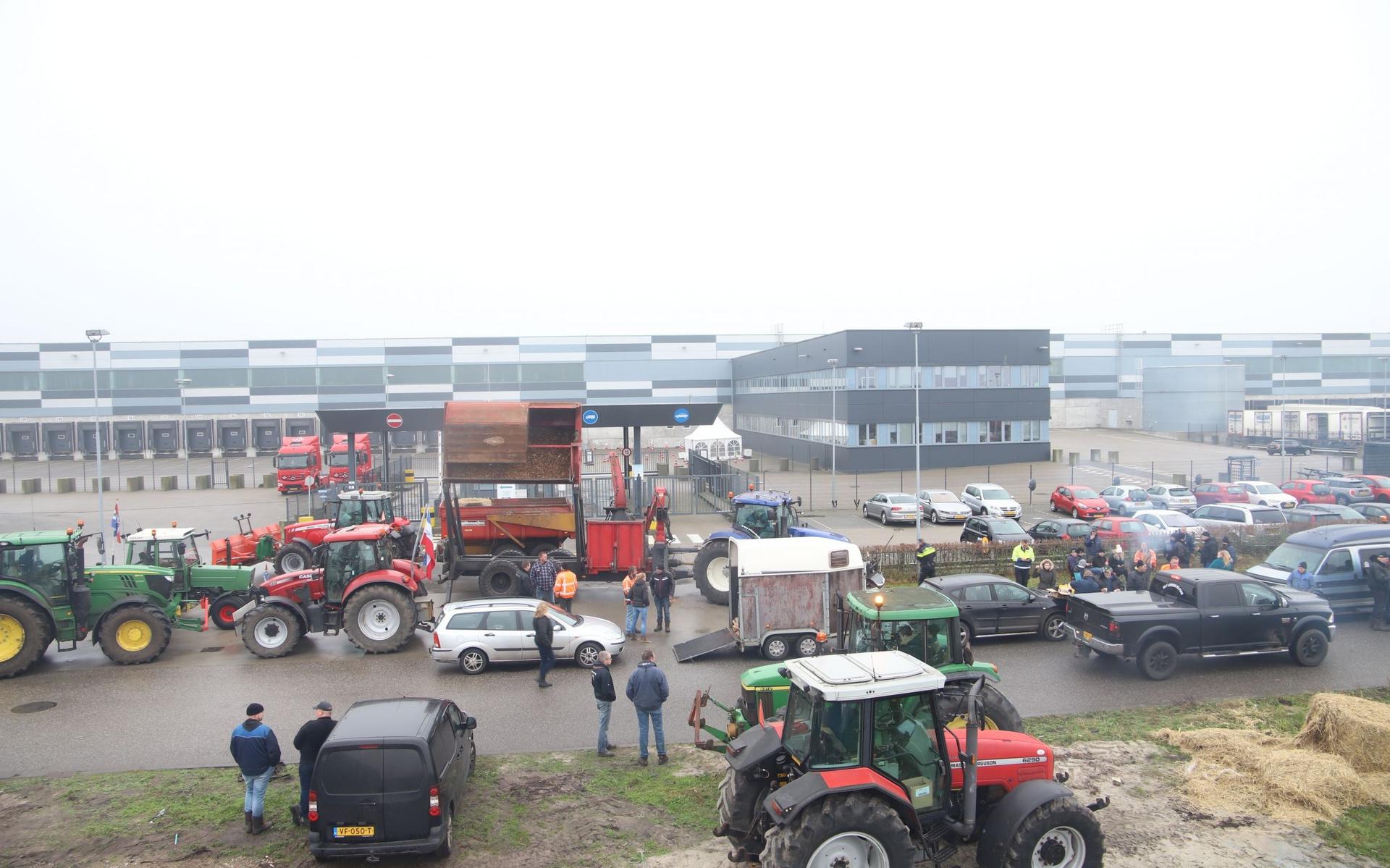 Boeren blokkeerden zaterdag het distributiecentrum van Lidl in Heerenveen 

 