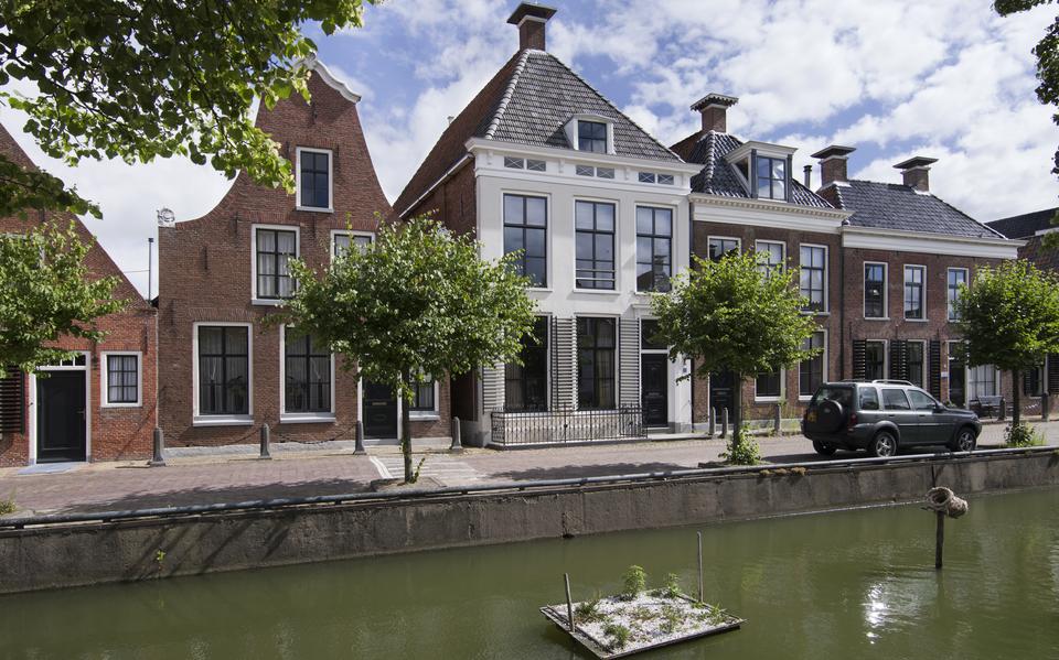 Het statige 17e-eeuwse pand, gebouwd voor tegelbakker Freerk Jansz Tichelaar en ooit de showroom van de beroemde aardewerkfabriek.