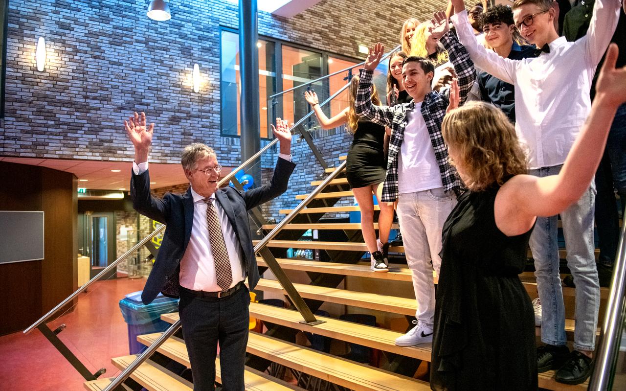 Met een groepsfoto op de trap van het Kei College zette demissionair minister Arie Slob de diploma-uitreiking gisteravond extra luister bij. Met een groepsfoto op de trap van het Kei College zette demissionair minister Arie Slob de diploma-uitreiking gisteravond extra luister bij.