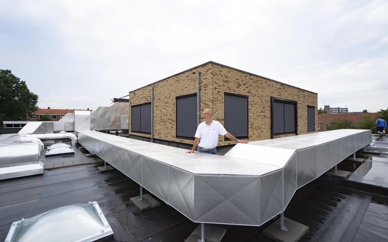 Directeur Tjalling Delgrosso toont op het dak de installatie, die de net opgeleverde school IKC talentencampus Eigenwijs in Leeuwarden voorziet van schone lucht. Coronabesmetting via het ventilatiesysteem zal hier niet gebeuren, verzekert hij.