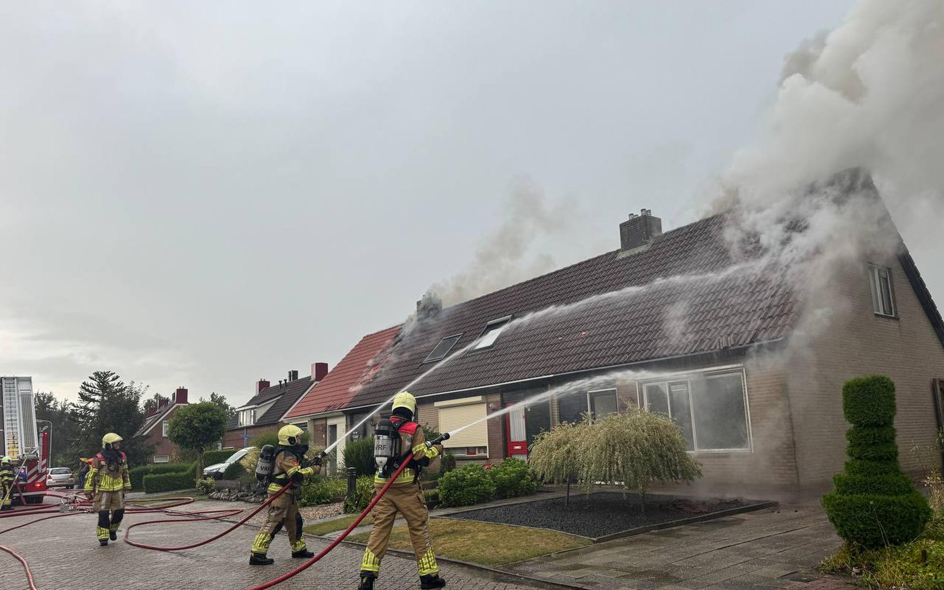 Noodweer dat over Friesland trekt leidt tot blikseminslag in Houtigehage. 'Sa 'n knal haw ik net ear