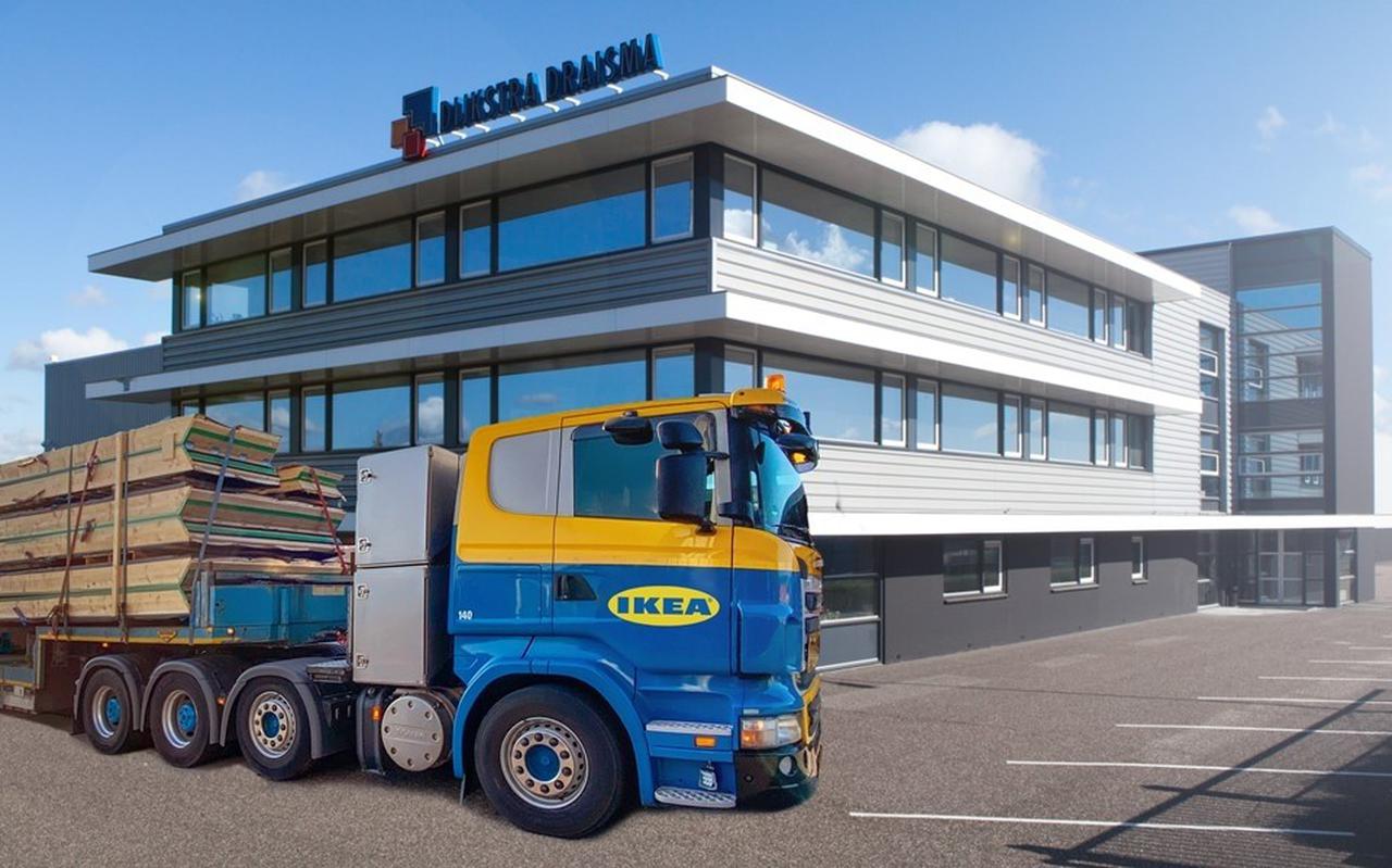 Een fotobewerking waarop een truck van IKEA de prefab huizen van Dijkstra Draisma vervoert. BEELD DIJKSTRA DRAISMA