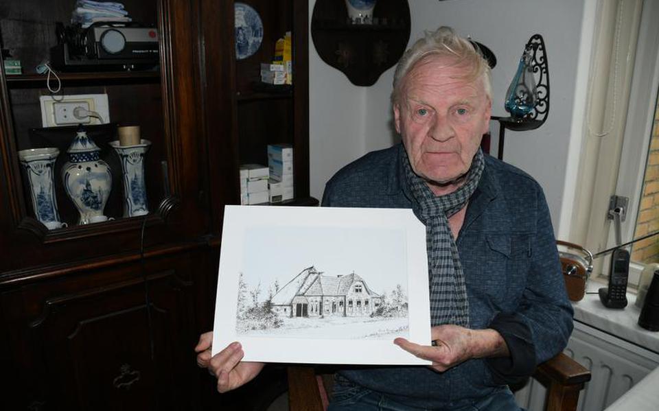 Derk van der Kloet met een van zijn tekeningen, van Café Foestrum.