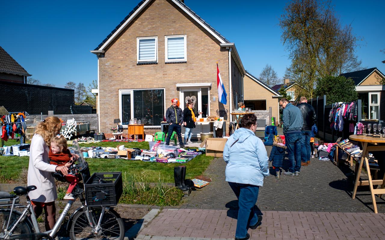 De voortuin van Jakob Sangers (met feestpruik) in Harkema. De voortuin van Jakob Sangers (met feestpruik) in Harkema.