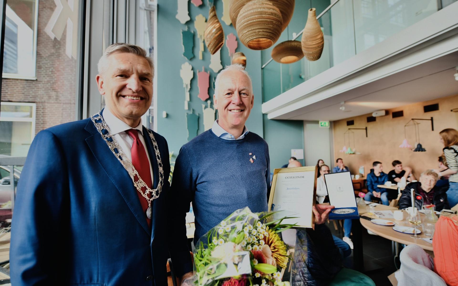 Penning van verdienste voor scheidend voorzitter Bevrijdingsfestival Jorrit Volkers - Leeuwarder Cou