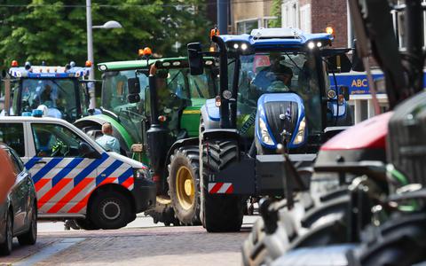 Een groep boeren verzamelde zich bij het provinciehuis in Leeuwarden.