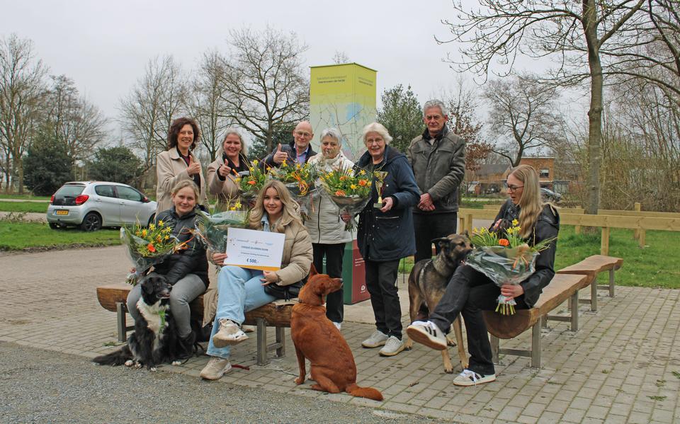 Enkele van de 35 vrijwilligers van Stichting (Huis)Dierenhulp Heerenveen e.o. nemen samen met de speurhonden verheugd de prijs in ontvangst.