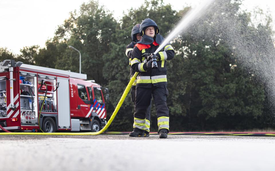 Brandweermensen blussen met schuim tijdens een oefening in Burgum vorig jaar.