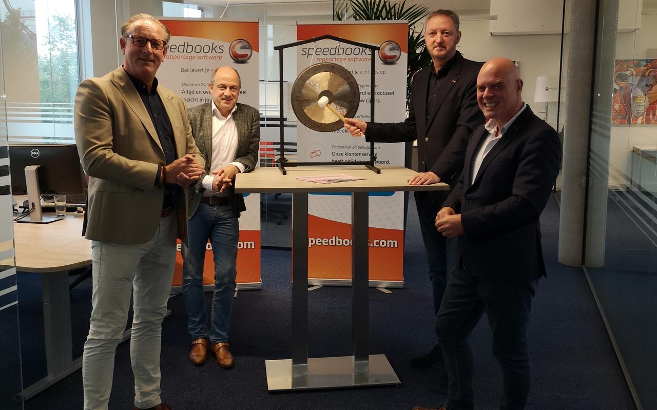 Van links naar rechts: Alan van Griethuysen en René van de Graaf van NPEX en algemeen directeur Lume Paulusma en mede-eigenaar Konstantijn Mikes van Speedbooks Software. Van links naar rechts: Alan van Griethuysen en René van de Graaf van NPEX en algemeen directeur Lume Paulusma en mede-eigenaar Konstantijn Mikes van Speedbooks Software.