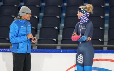 Kosta Poltavets in gesprek met belofte Amy van der Meer, de Noordwijkse die voor het tweede jaar voor Team Frysk schaatst.