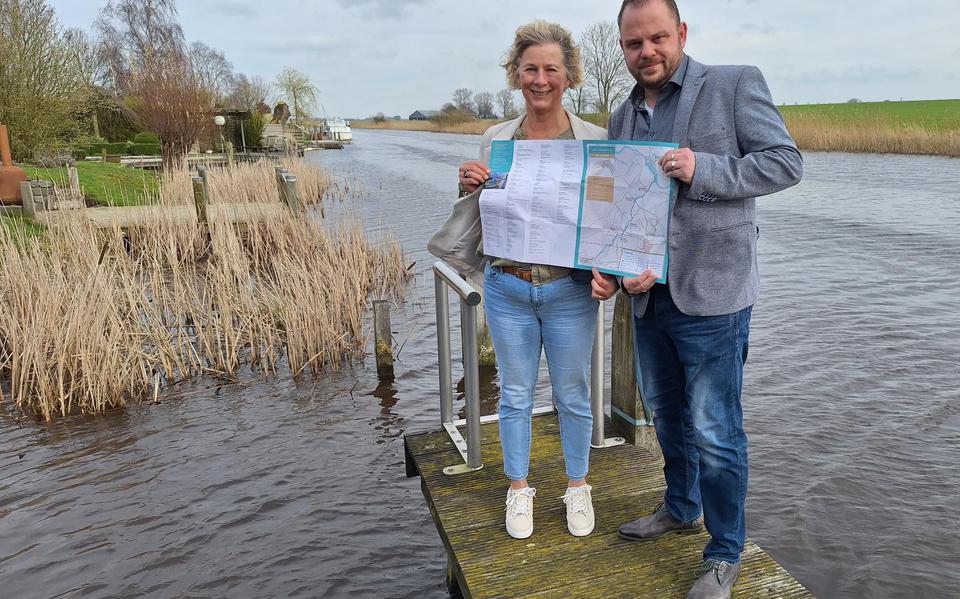 Wethouder Richard Lamberst van de gemeente Westerkwartier krijgt de eerste kaart van de Lauwers aangeboden door stichtingsvoorzitter Ursula Appolt.