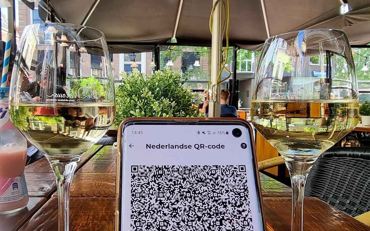 Een glaasje drinken op het terras vergt sinds dit weekend een qr-code, zoals hier bij café De Walrus in Leeuwarden. Een glaasje drinken op het terras vergt sinds dit weekend een qr-code, zoals hier bij café De Walrus in Leeuwarden.