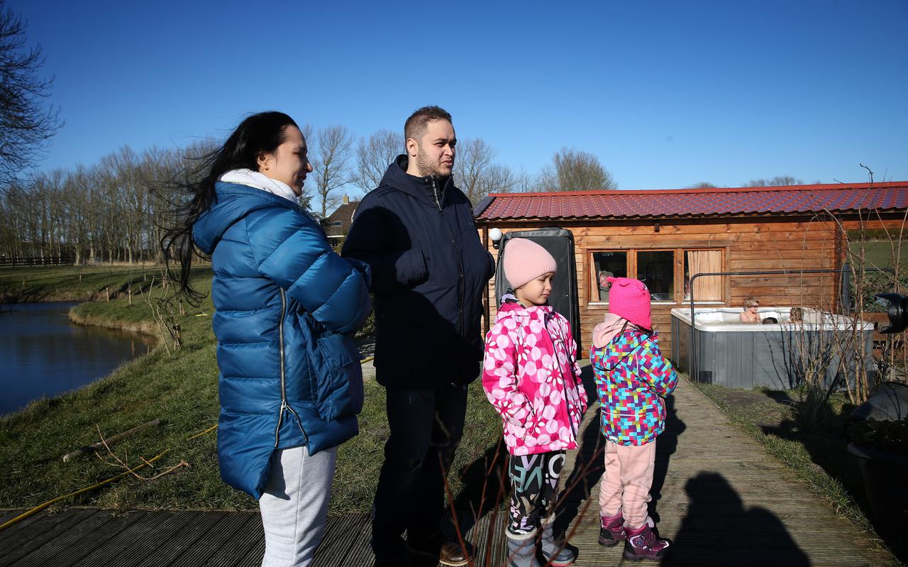 Het gezin Bakkali uit Charkov dat na een reis van zes dagen vrijdag is aangekomen in Hitzum.