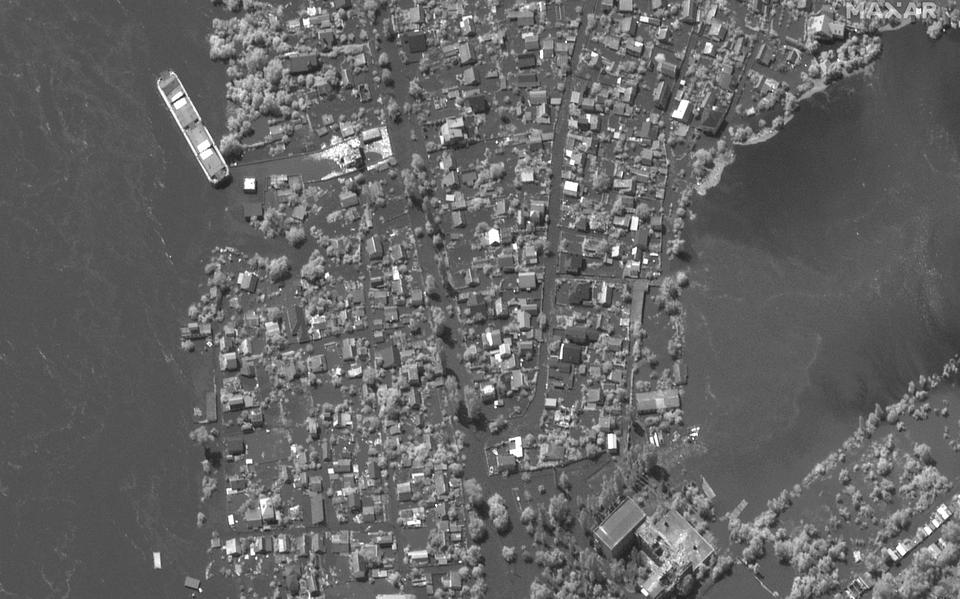 Een satellietfoto van Maxar technologies, genomen op 6 juni, toont een ondergelopen dorp bij Cherson.