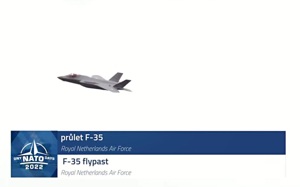 Leeuwarder F-35 doet een 'fly by' op de luchtmachtdag in het Tsjechische Ostrava. Beeld uit de livestream.